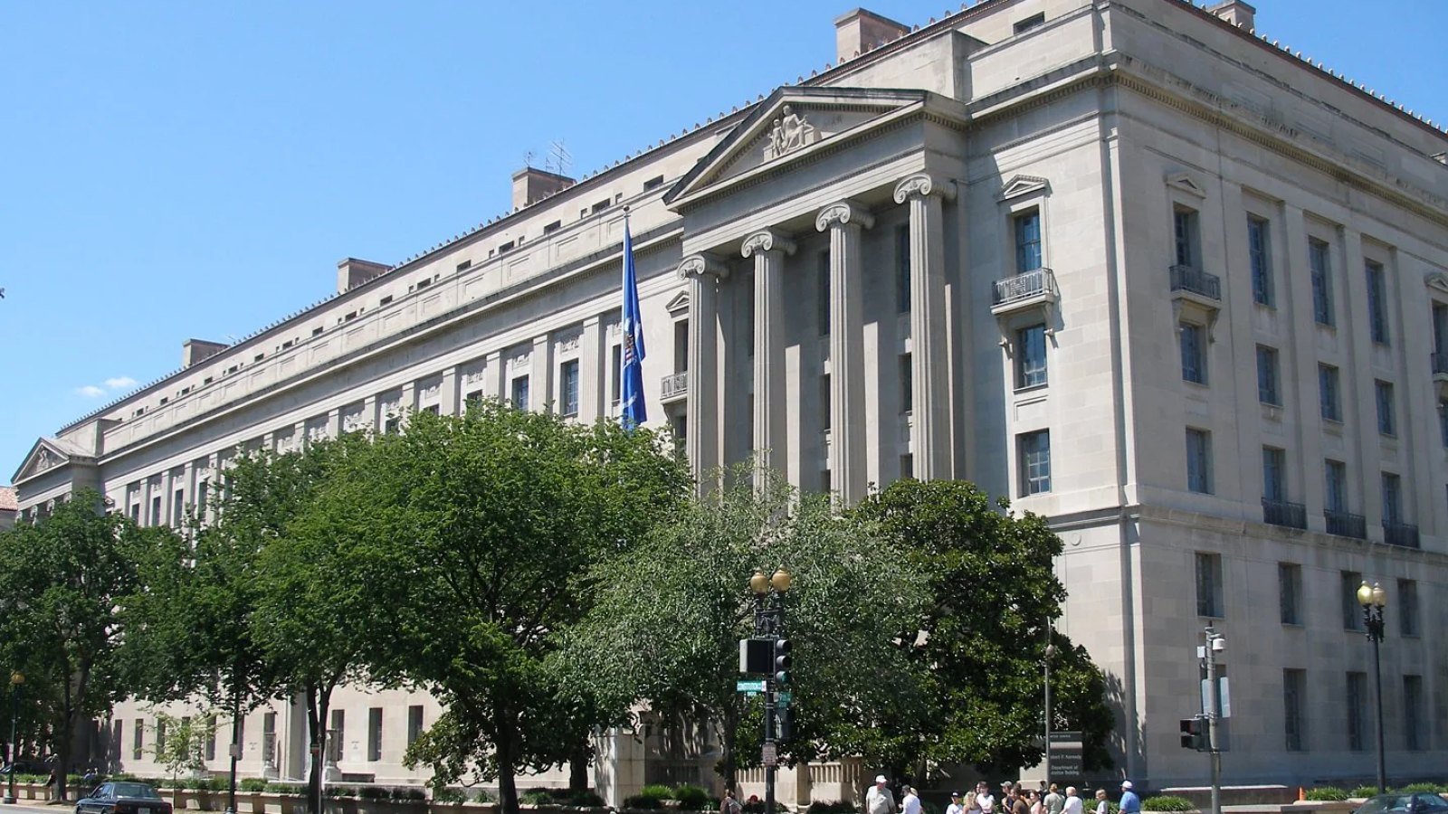 爱泼斯坦案文件公开再引争议:司法透明与受害者隐私保护陷入两难
