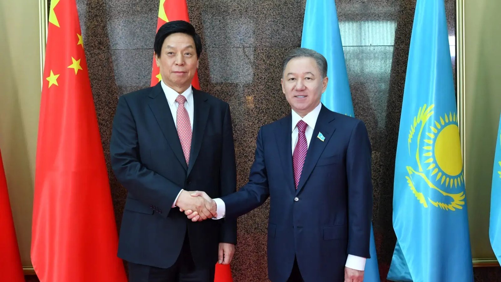 从地方履历到国家立法中枢：栗战书十年高层任职及制度角色