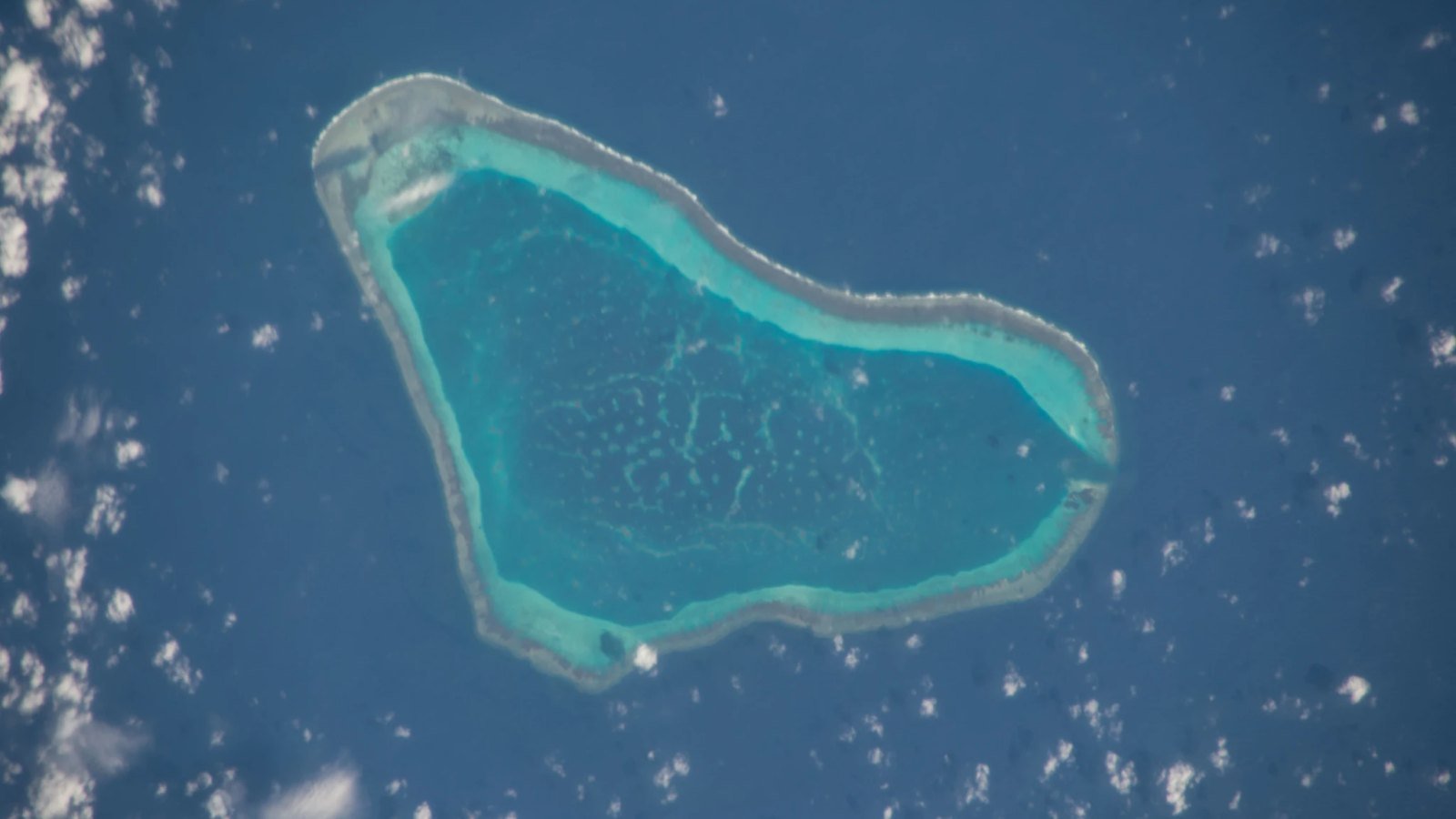 南海争议海域一周三度对峙 中菲围绕黄岩岛与仁爱礁相互指责