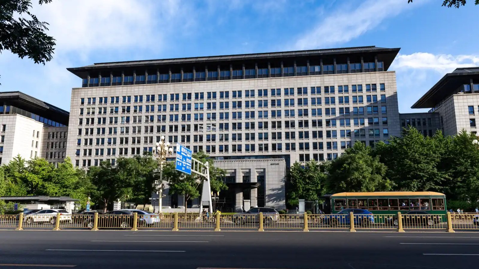 美国限制外国机器人新型号准入 中国警告反制，技术供应链分歧进一步扩大